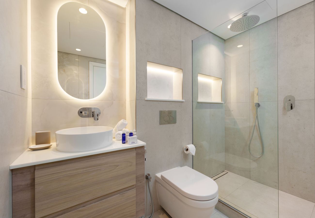 Apartment in Dubai - Chic 2BR Downtown Haven w/ Balcony & City Views