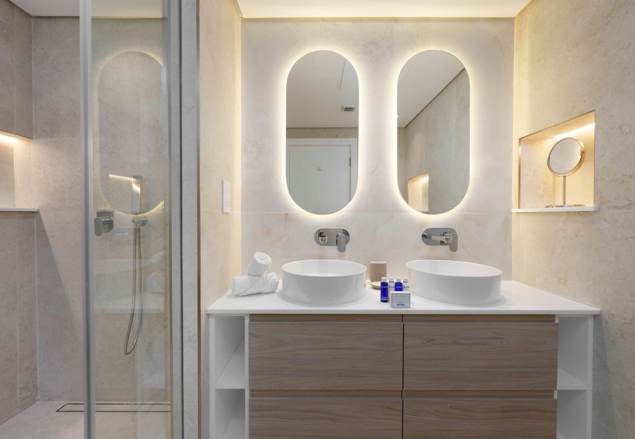 Apartment in Dubai - Chic 2BR Downtown Haven w/ Balcony & City Views