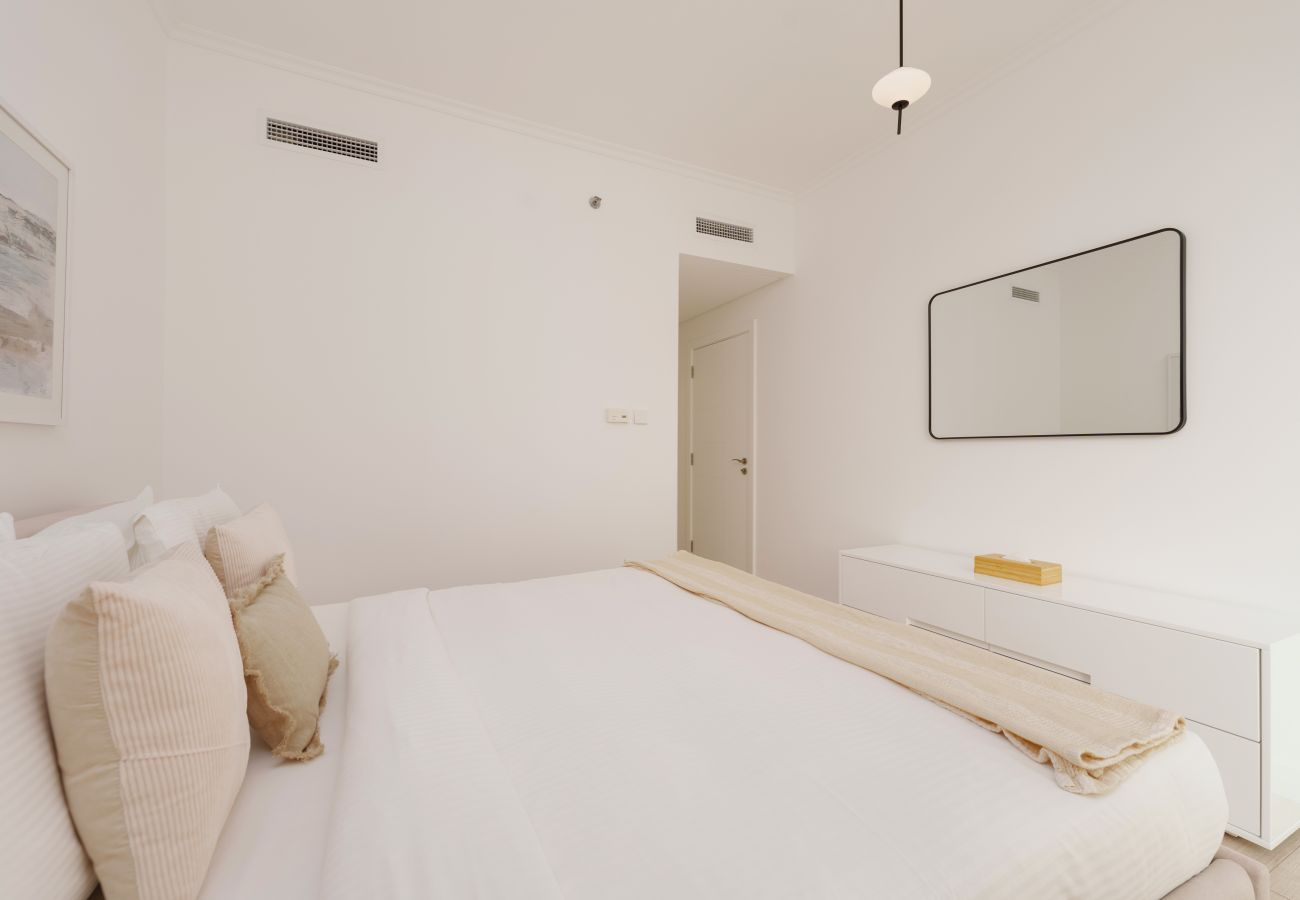 Apartment in Dubai - Chic 2BR Downtown Haven w/ Balcony & City Views