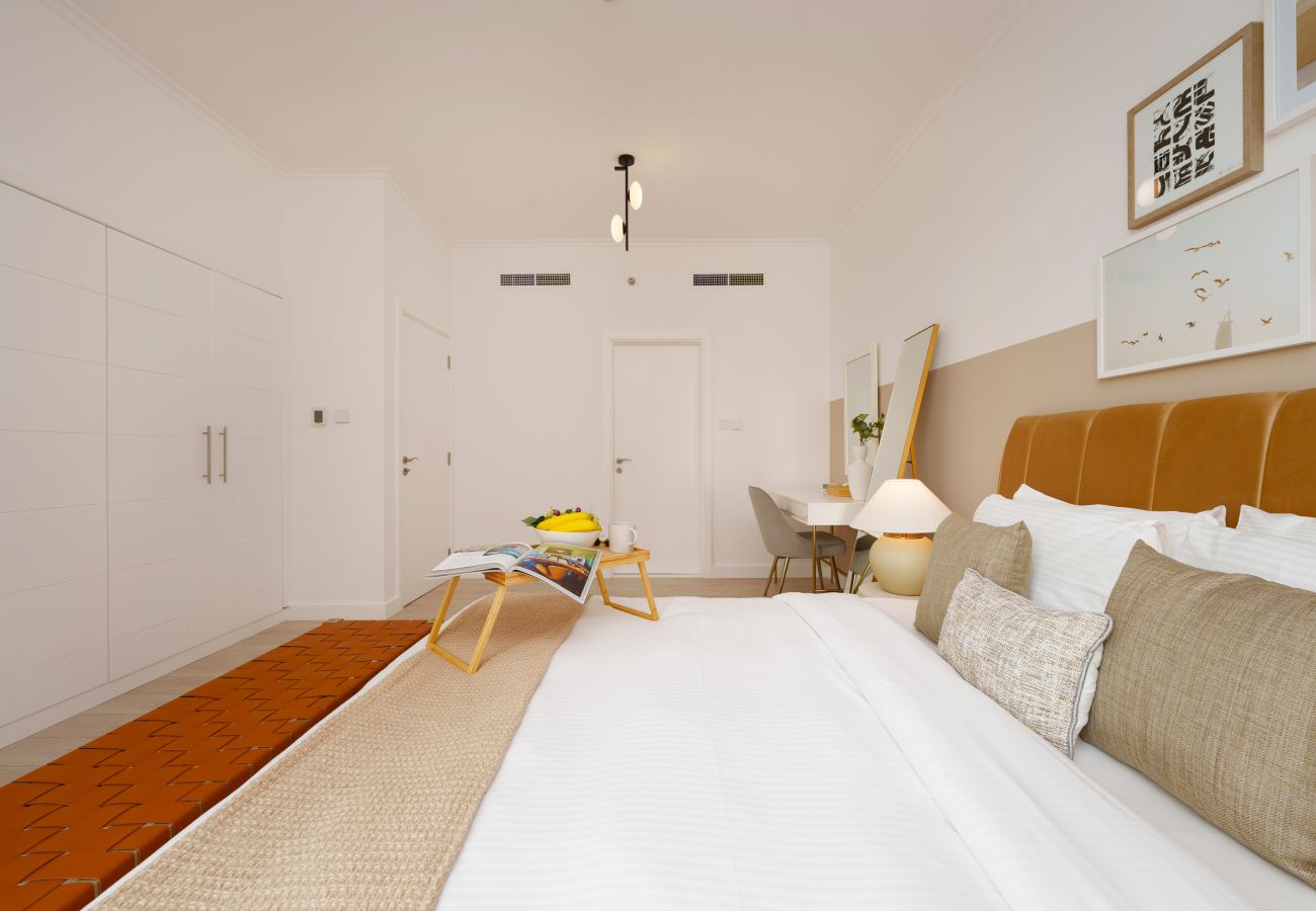 Apartment in Dubai - Chic 2BR Downtown Haven w/ Balcony & City Views