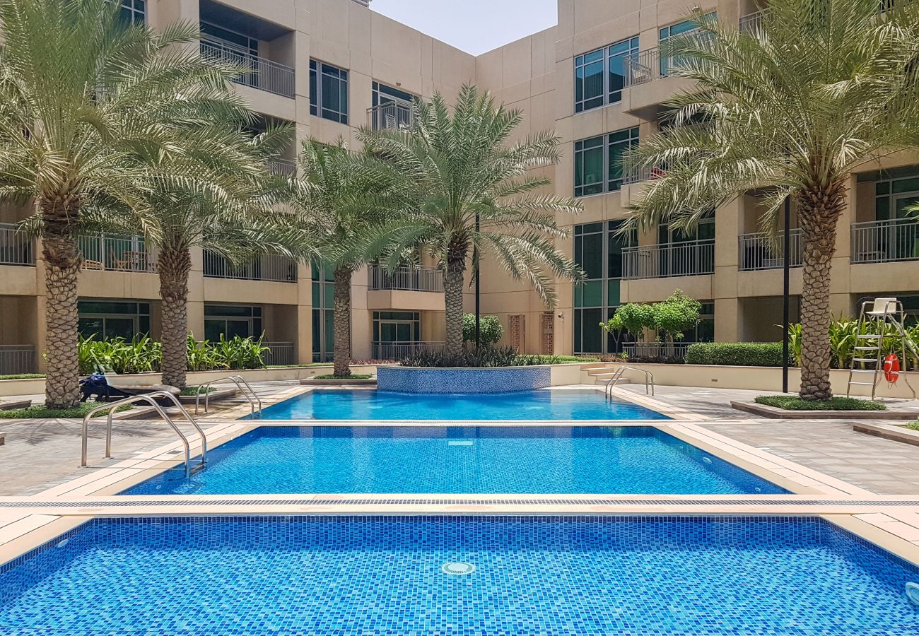 Apartment in Dubai - Chic 2BR Downtown Haven w/ Balcony & City Views