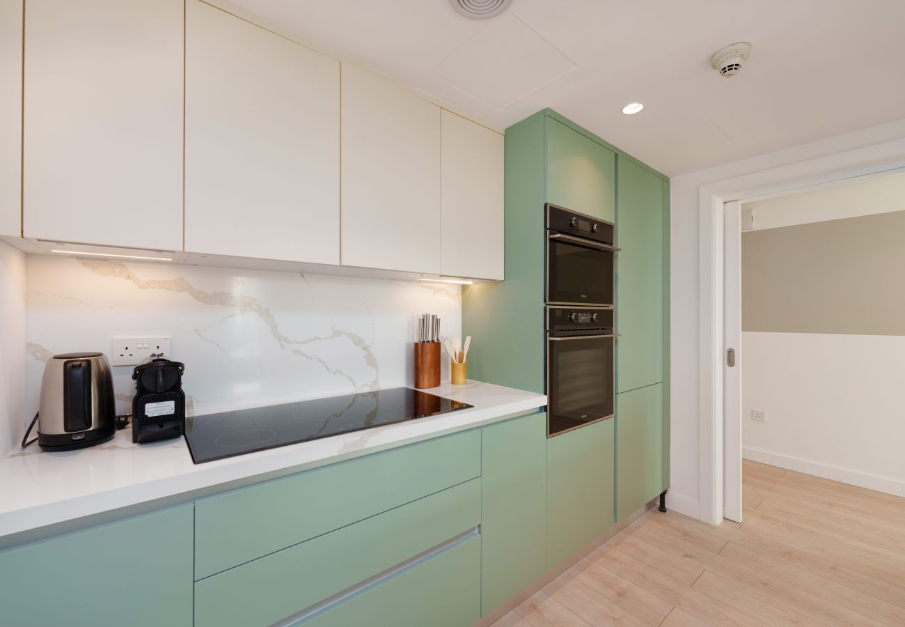 Apartment in Dubai - Chic 2BR Downtown Haven w/ Balcony & City Views