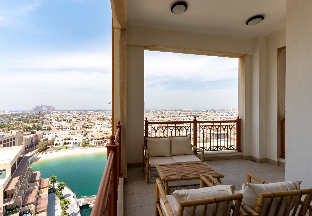 Apartment in Dubai - Modern 3BR+Maid at the Palm w/ Pool and Gym