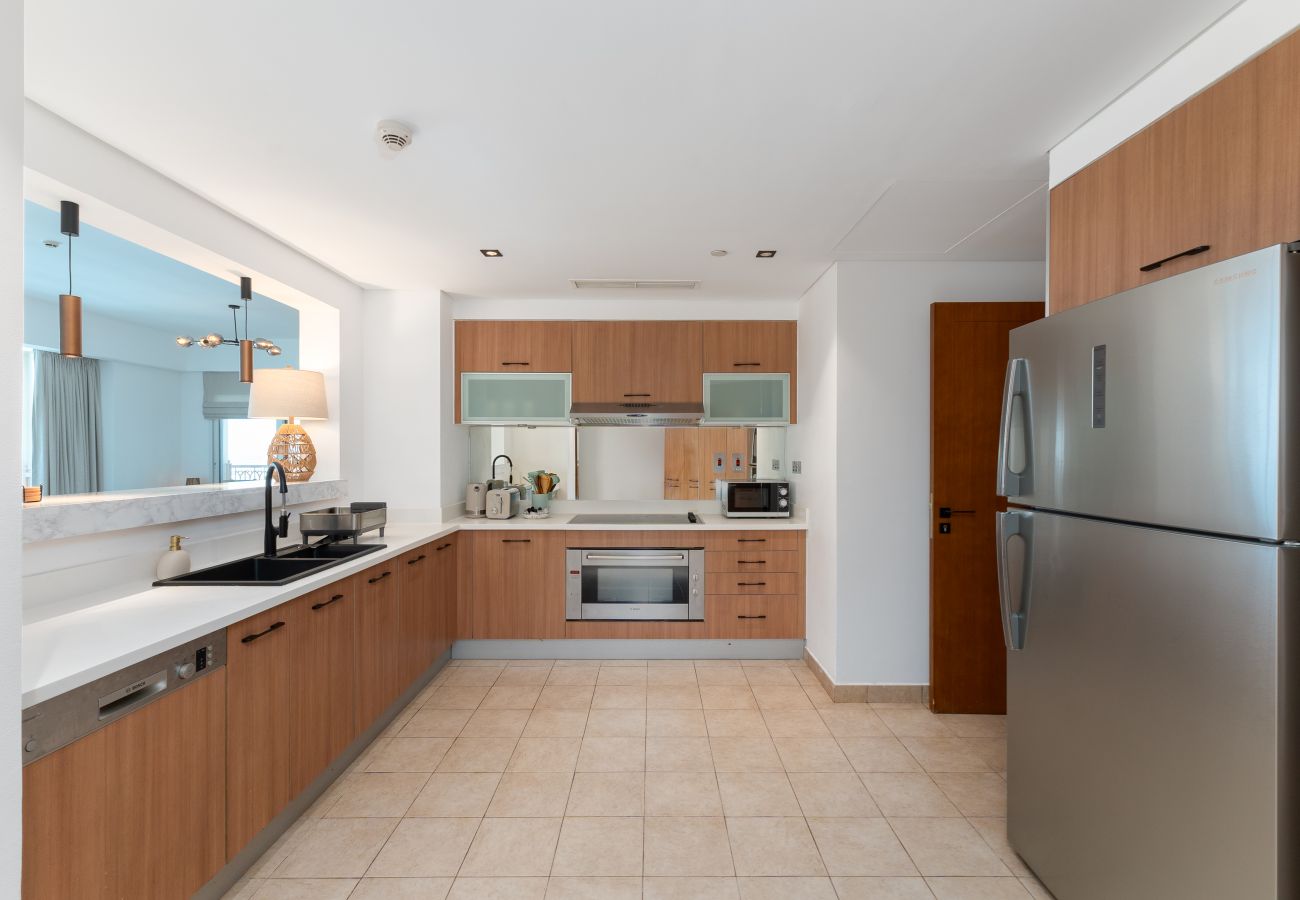 Apartment in Dubai - Modern 3BR+Maid at the Palm w/ Pool and Gym