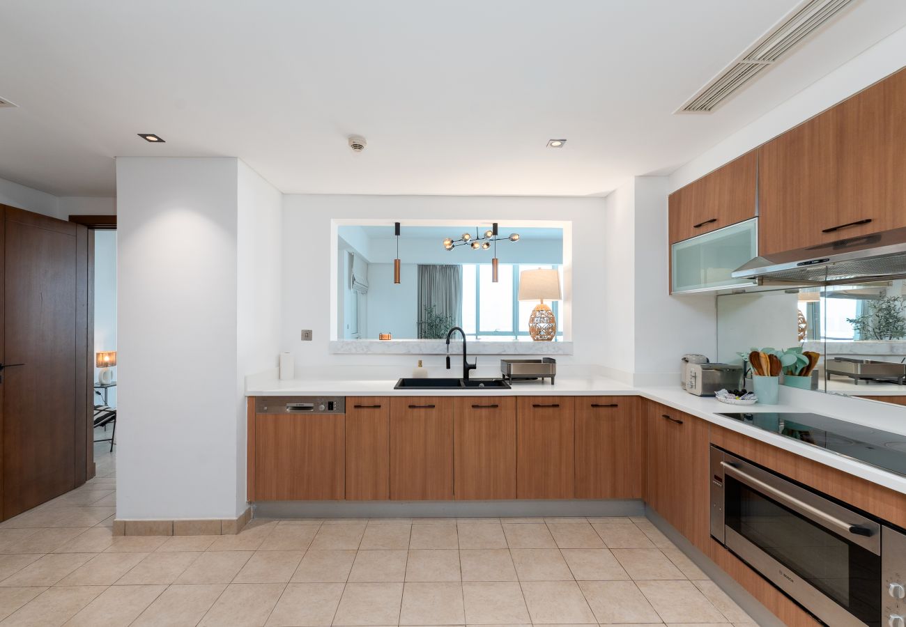 Apartment in Dubai - Modern 3BR+Maid at the Palm w/ Pool and Gym