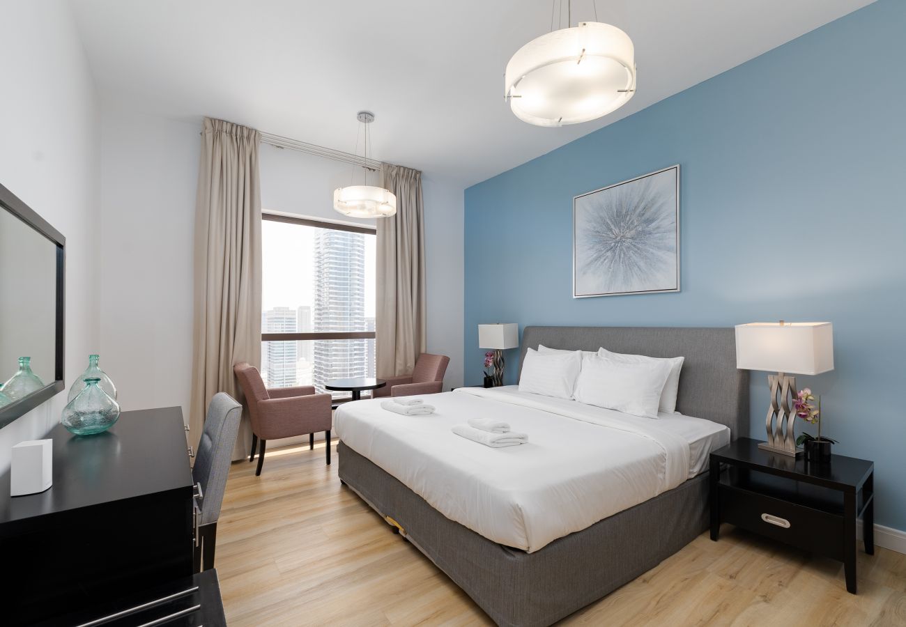 Apartment in Dubai - Cozy JBR 2BR w/ Pool and Gym, Marina Views
