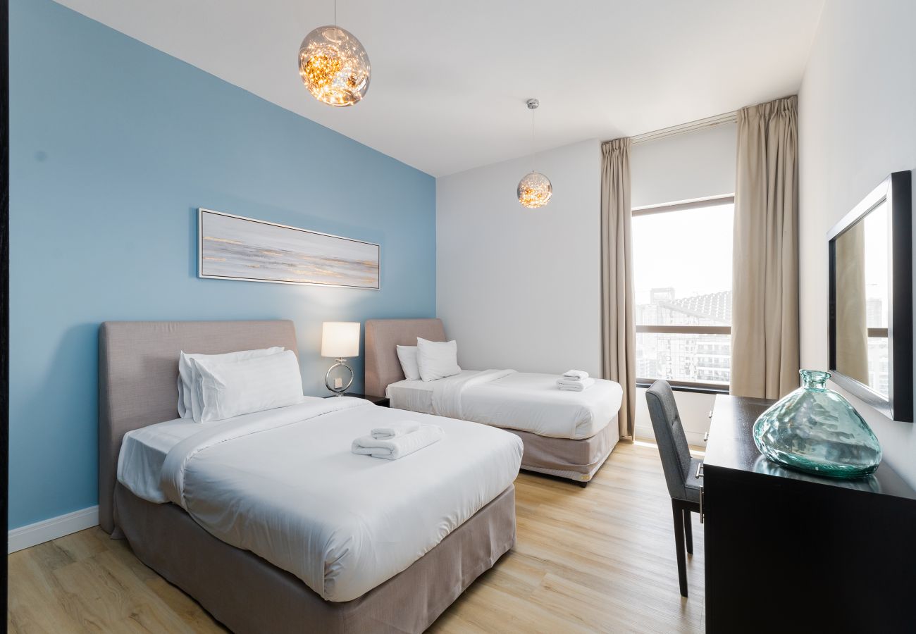 Apartment in Dubai - Cozy JBR 2BR w/ Pool and Gym, Marina Views