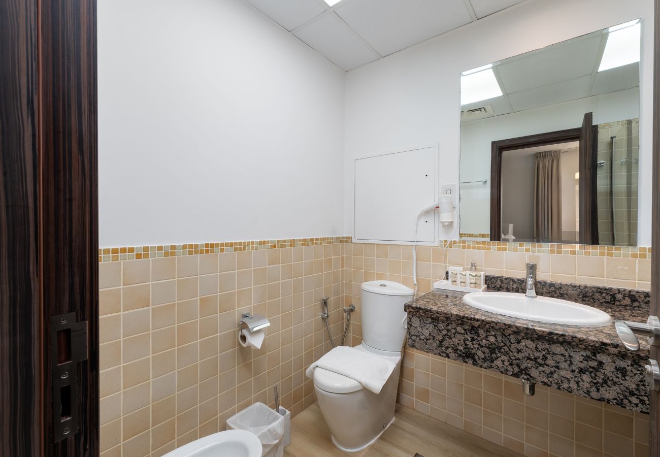 Apartment in Dubai - Cozy JBR 2BR w/ Pool and Gym, Marina Views
