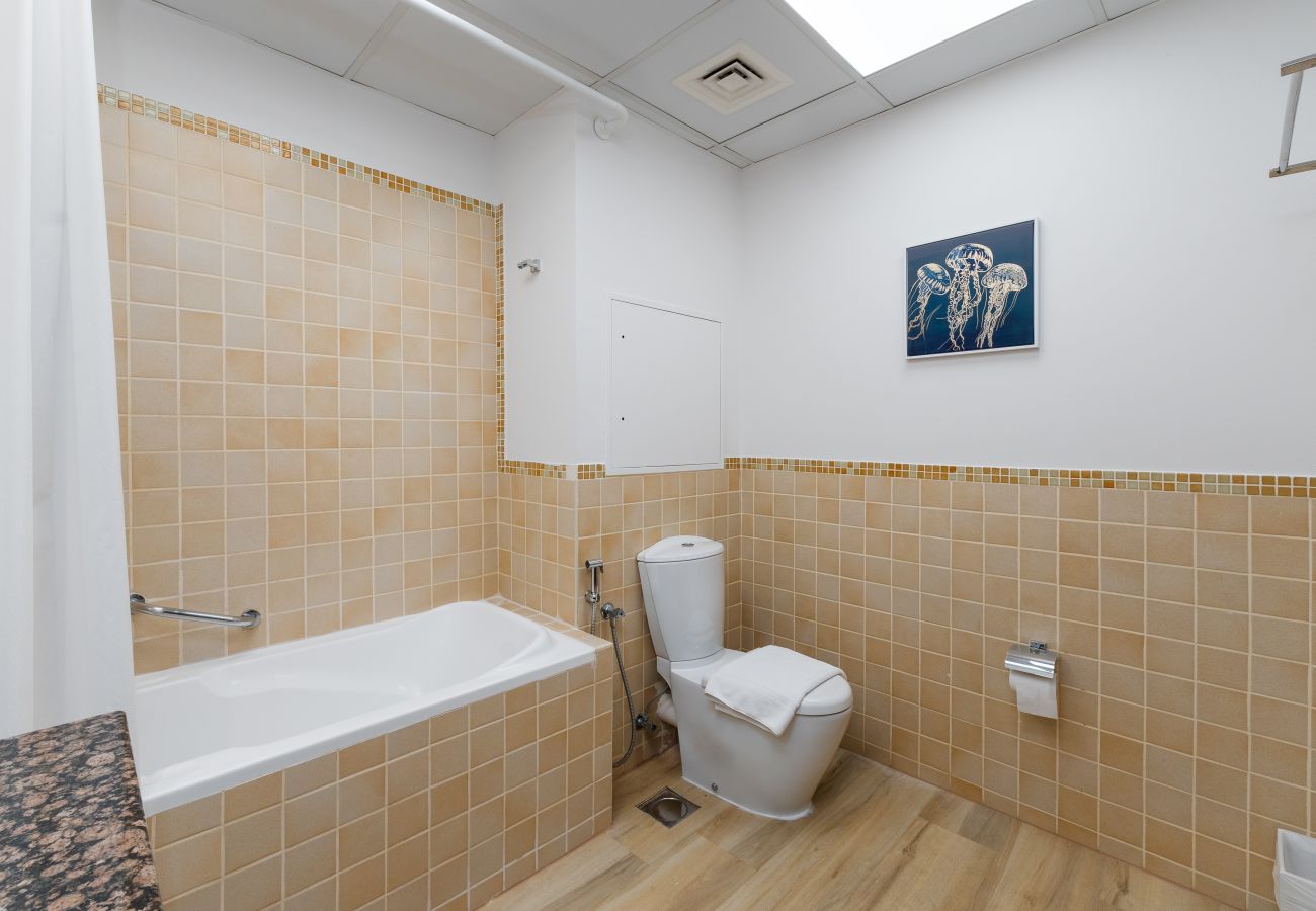 Apartment in Dubai - Cozy JBR 2BR w/ Pool and Gym, Marina Views