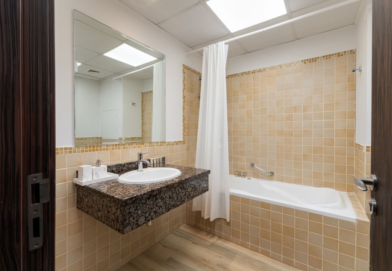 Apartment in Dubai - Cozy JBR 2BR w/ Pool and Gym, Marina Views