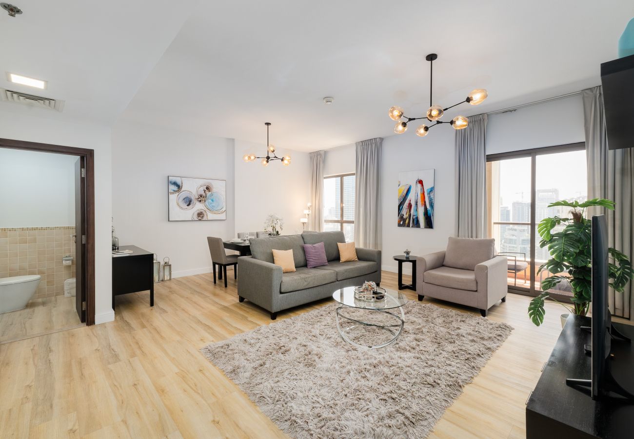 Apartment in Dubai - Cozy JBR 2BR w/ Pool and Gym, Marina Views