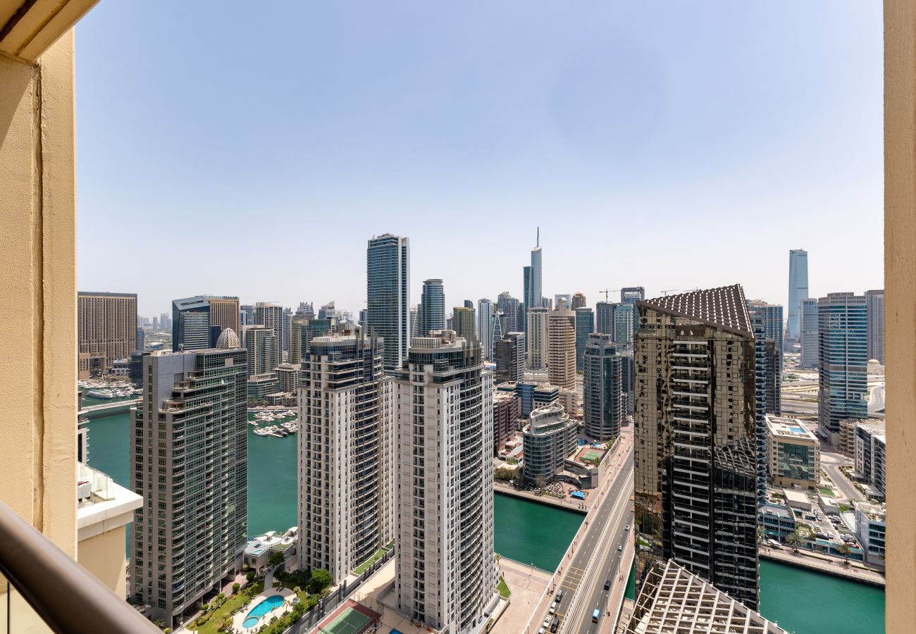 Apartment in Dubai - Cozy JBR 2BR w/ Pool and Gym, Marina Views