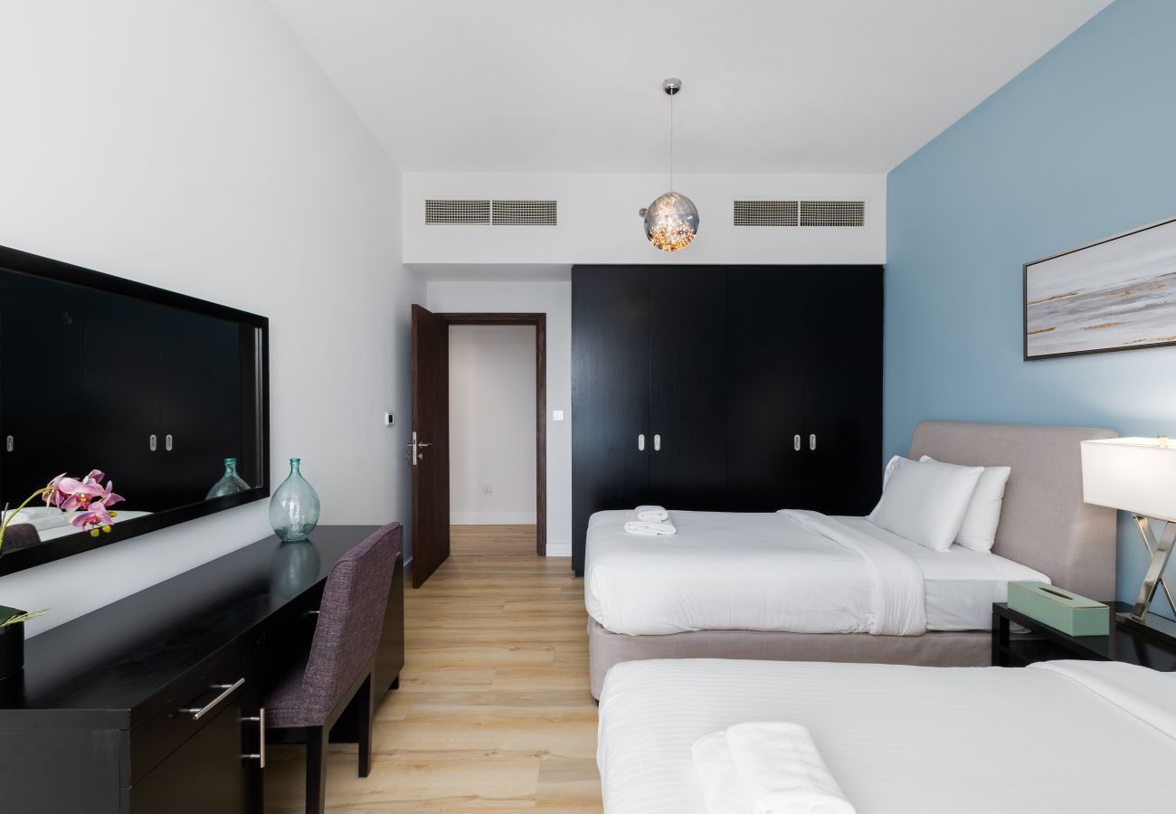 Apartment in Dubai - Chic JBR 2BR w/ Pool and Gym, Marina Views