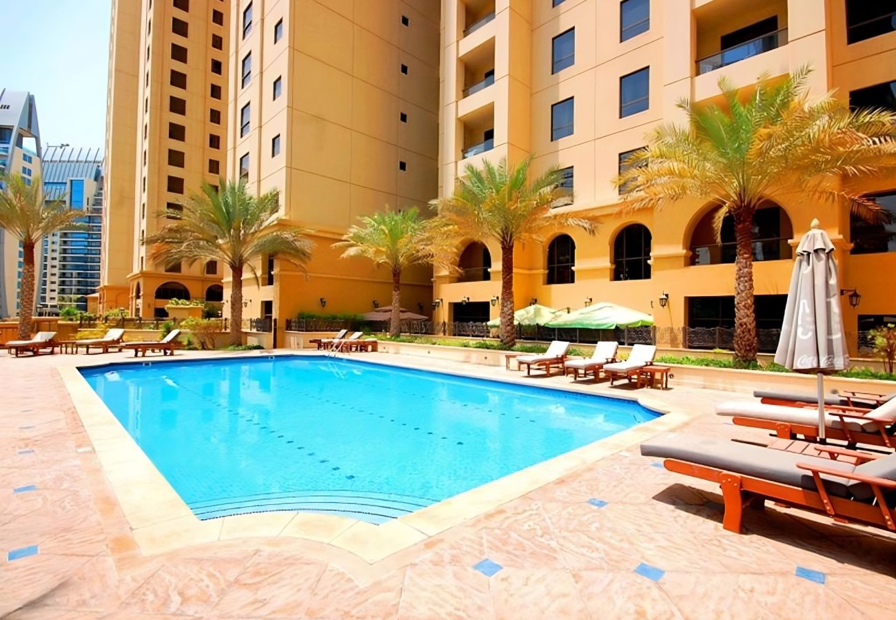 Apartment in Dubai - Chic JBR 2BR w/ Pool and Gym, Marina Views