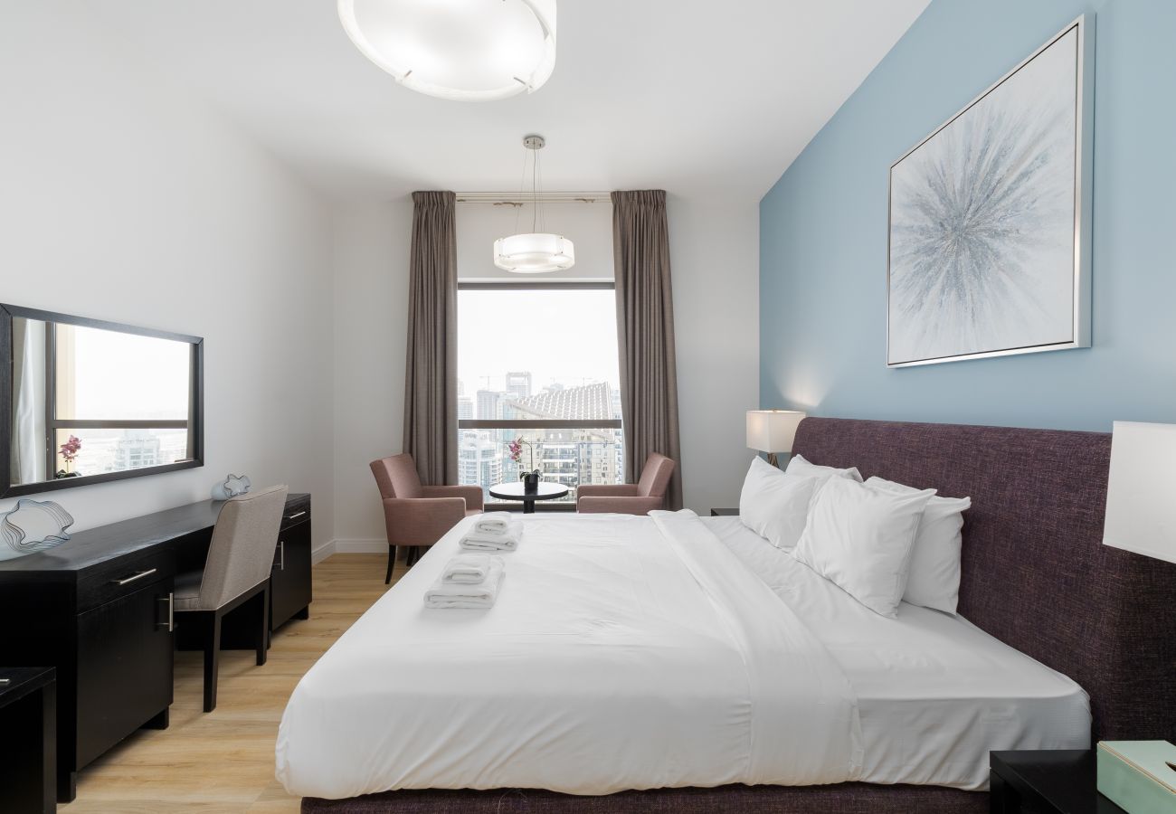 Apartment in Dubai - Chic JBR 2BR w/ Pool and Gym, Marina Views