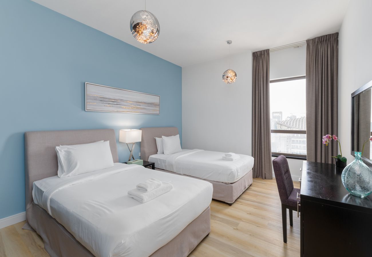 Apartment in Dubai - Chic JBR 2BR w/ Pool and Gym, Marina Views