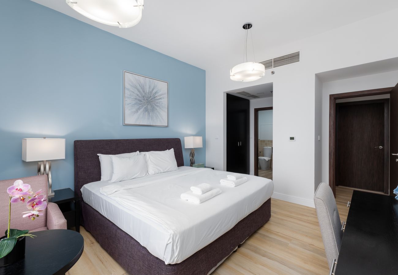 Apartment in Dubai - Chic JBR 2BR w/ Pool and Gym, Marina Views