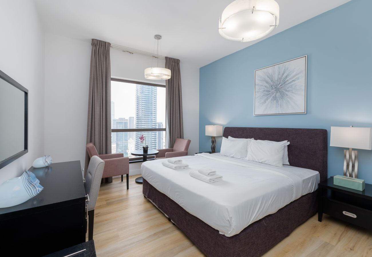 Apartment in Dubai - Chic JBR 2BR w/ Pool and Gym, Marina Views