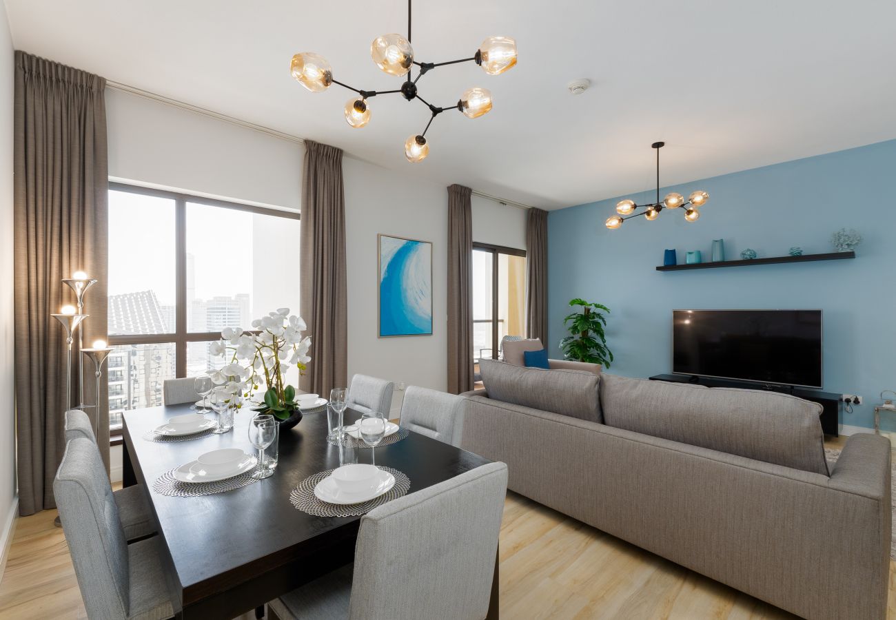 Apartment in Dubai - Chic JBR 2BR w/ Pool and Gym, Marina Views