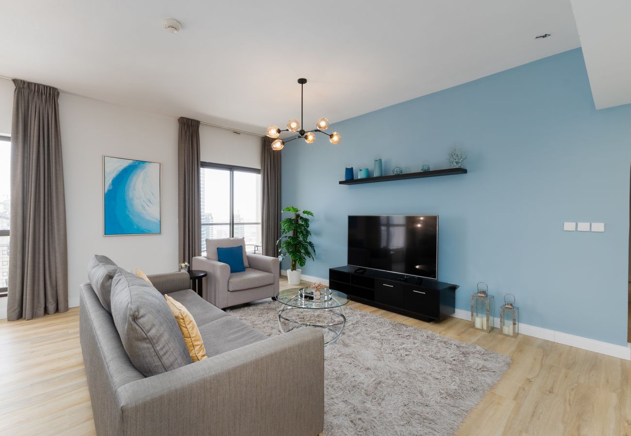 Apartment in Dubai - Chic JBR 2BR w/ Pool and Gym, Marina Views