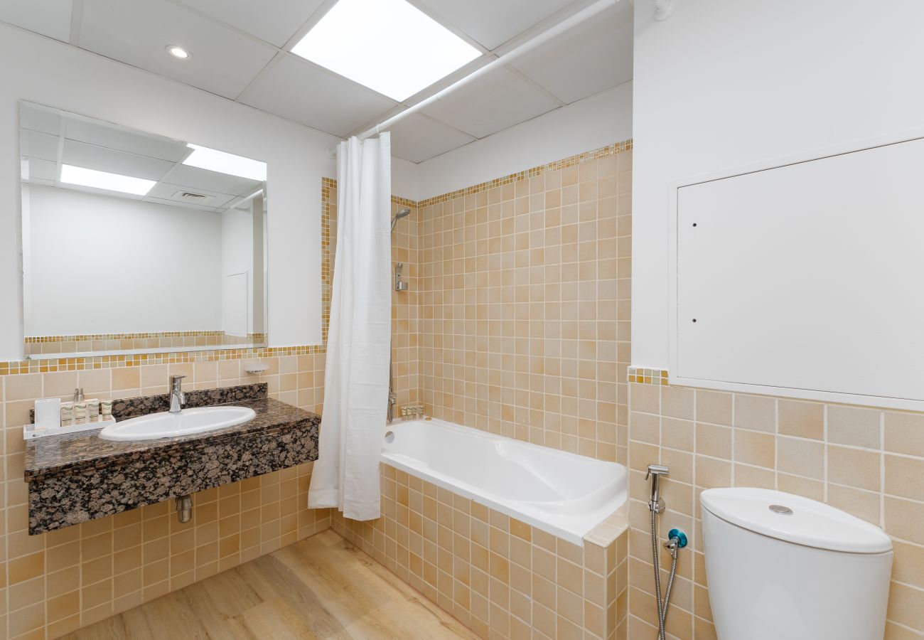Apartment in Dubai - Chic JBR 2BR w/ Pool and Gym, Marina Views