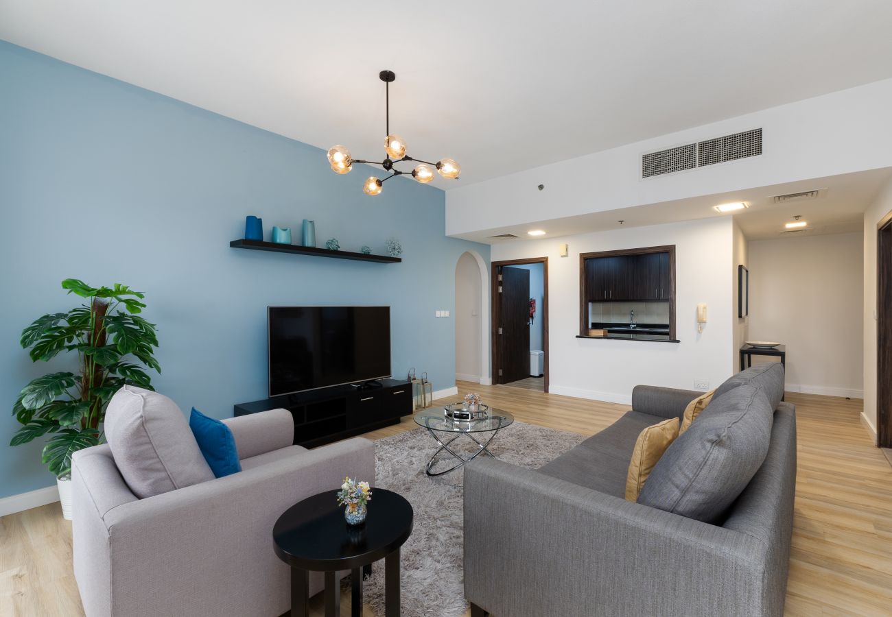 Apartment in Dubai - Chic JBR 2BR w/ Pool and Gym, Marina Views