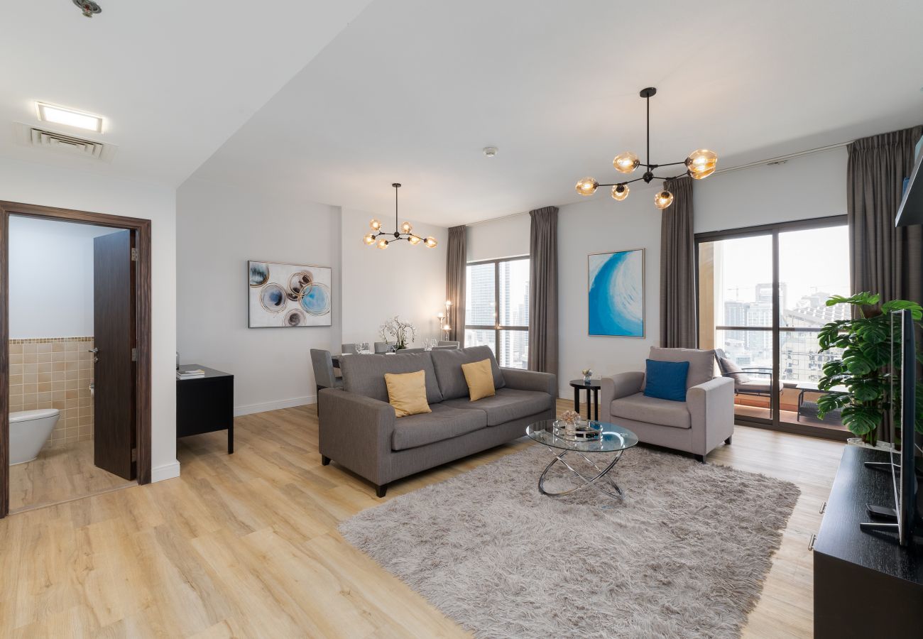Apartment in Dubai - Chic JBR 2BR w/ Pool and Gym, Marina Views