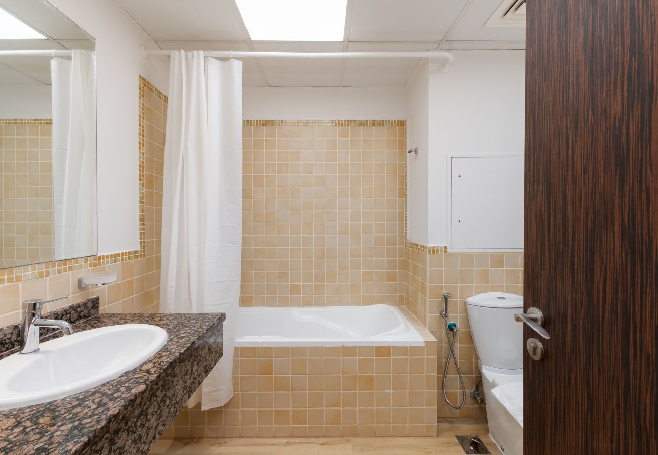 Apartment in Dubai - Chic JBR 2BR w/ Pool and Gym, Marina Views