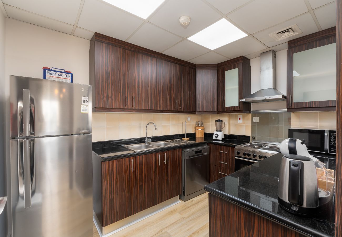 Apartment in Dubai - Chic JBR 2BR w/ Pool and Gym, Marina Views