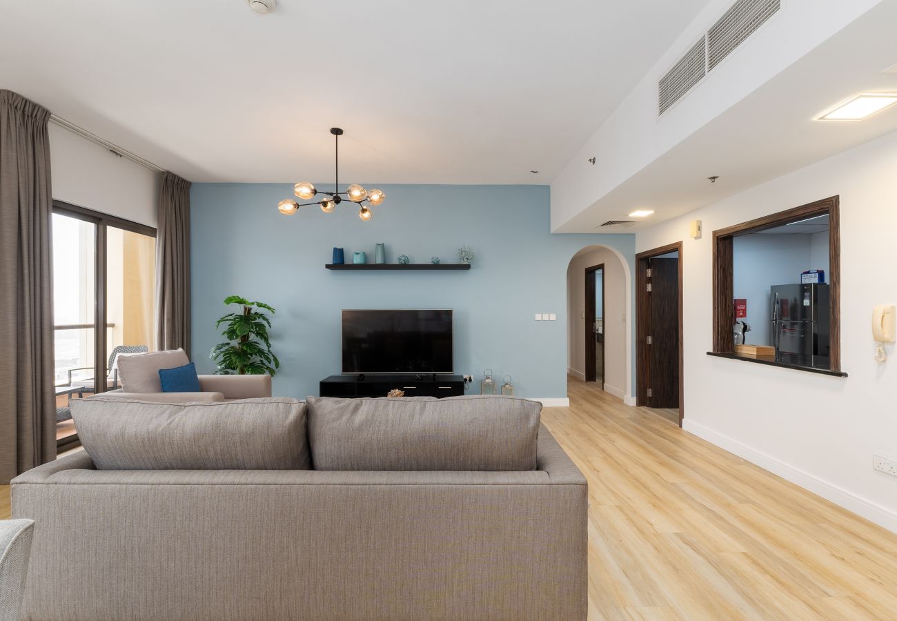 Apartment in Dubai - Chic JBR 2BR w/ Pool and Gym, Marina Views