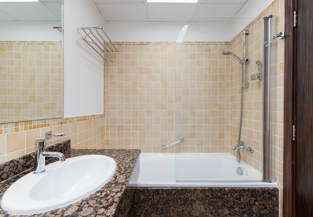 Apartment in Dubai - Chic JBR 2BR w/ Pool and Gym, Marina Views