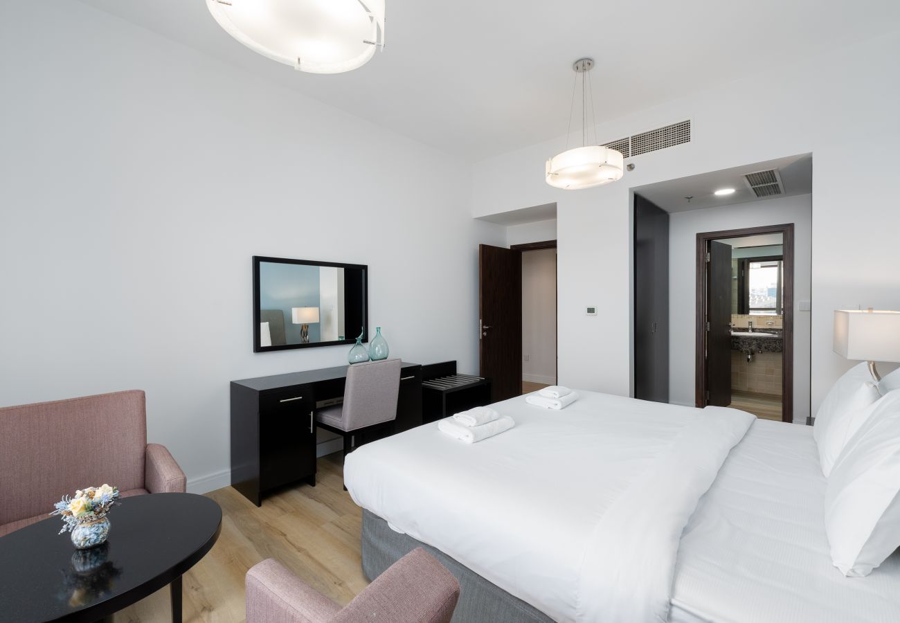 Apartment in Dubai - Luxe JBR 2BR w/ Pool and Gym, Marina Views