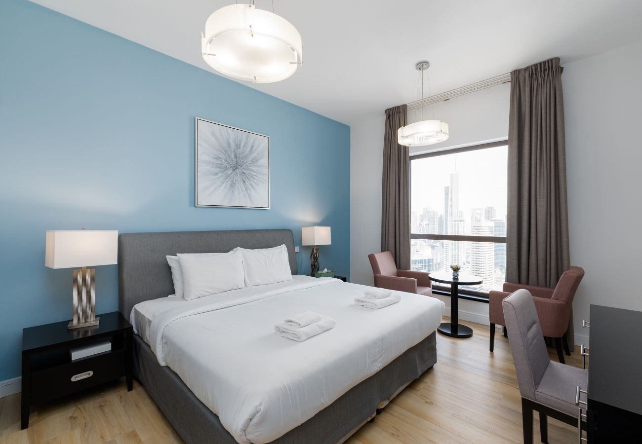Apartment in Dubai - Luxe JBR 2BR w/ Pool and Gym, Marina Views