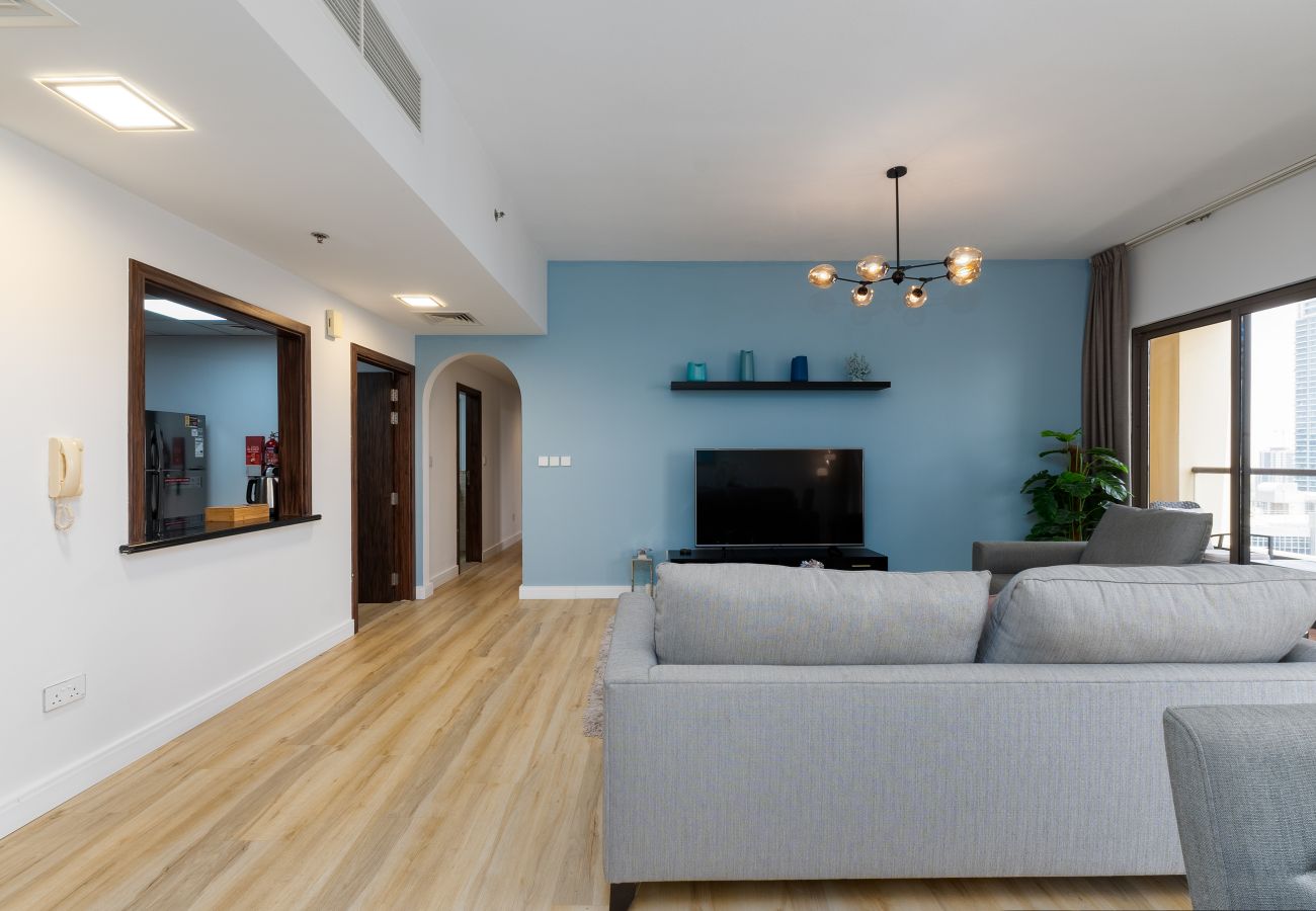 Apartment in Dubai - Luxe JBR 2BR w/ Pool and Gym, Marina Views