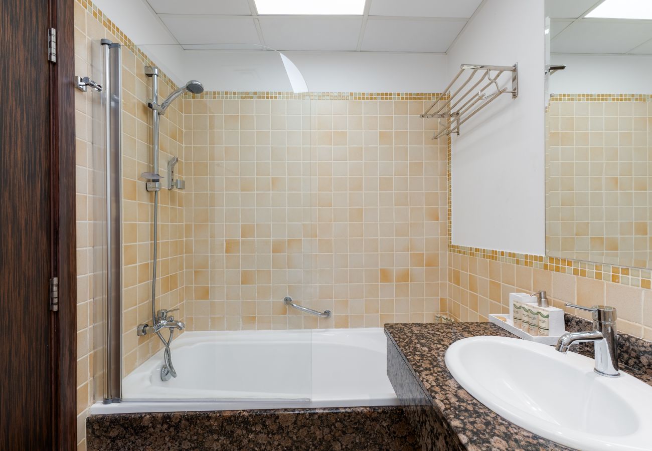 Apartment in Dubai - Luxe JBR 2BR w/ Pool and Gym, Marina Views