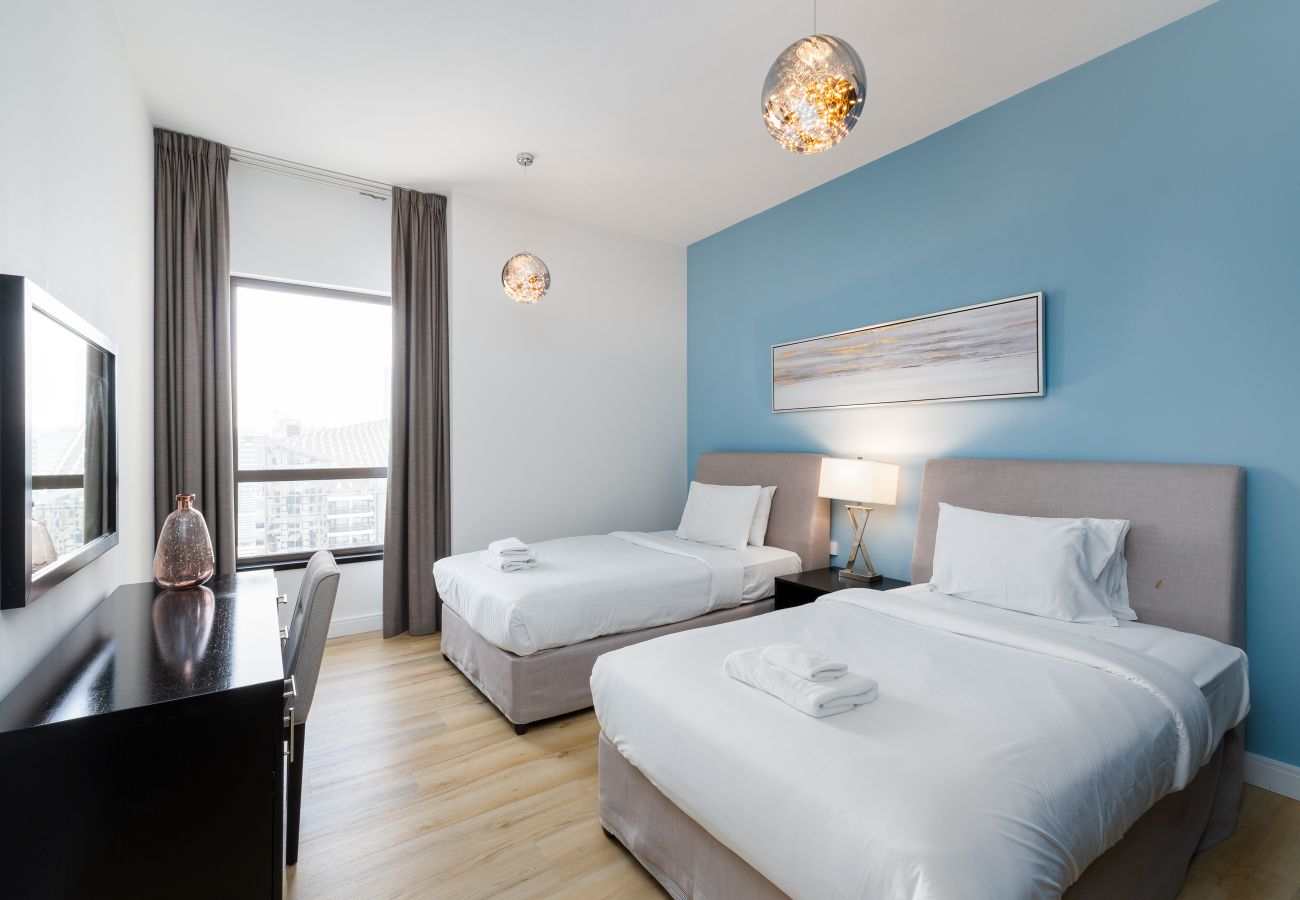 Apartment in Dubai - Luxe JBR 2BR w/ Pool and Gym, Marina Views