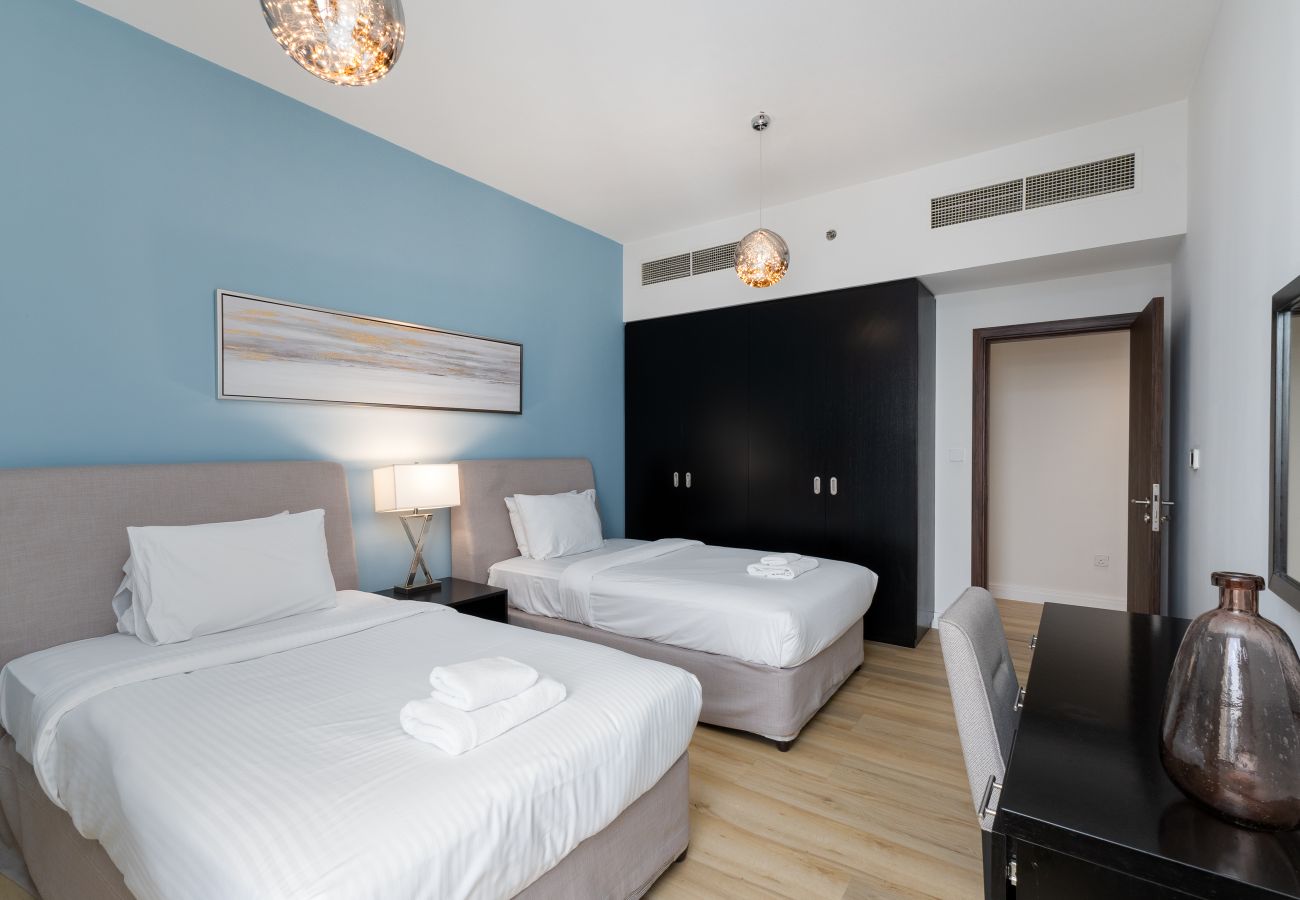 Apartment in Dubai - Luxe JBR 2BR w/ Pool and Gym, Marina Views