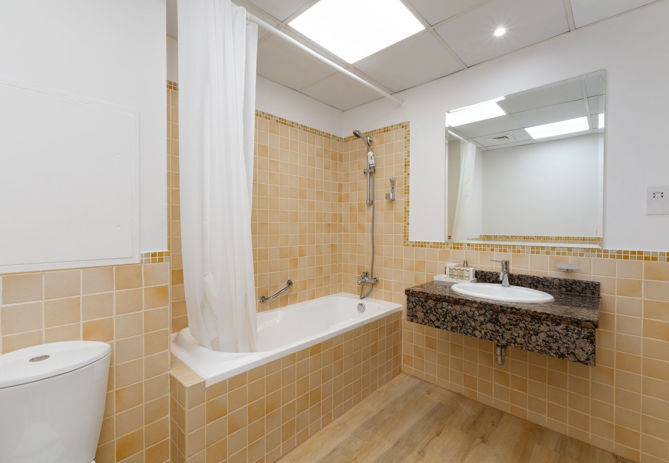 Apartment in Dubai - Luxe JBR 2BR w/ Pool and Gym, Marina Views