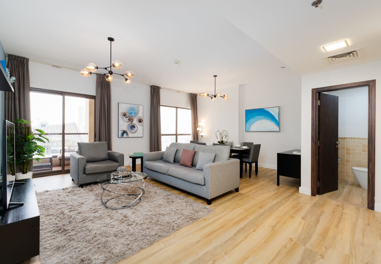 Apartment in Dubai - Luxe JBR 2BR w/ Pool and Gym, Marina Views