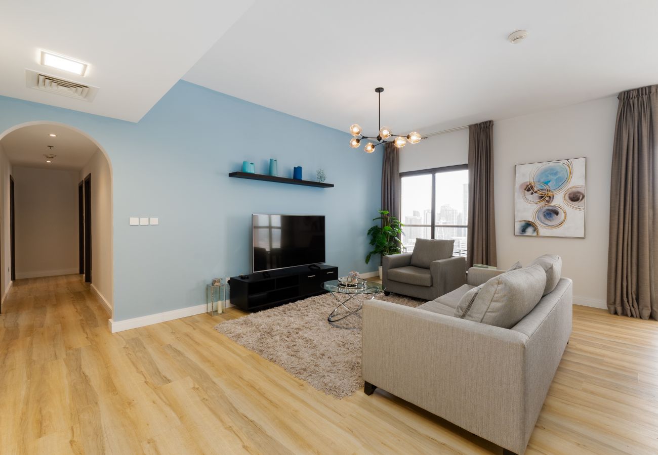 Apartment in Dubai - Luxe JBR 2BR w/ Pool and Gym, Marina Views