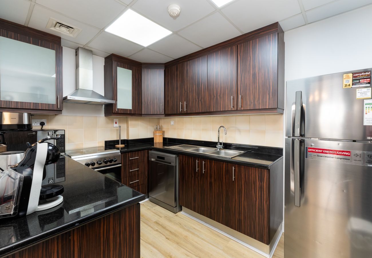 Apartment in Dubai - Luxe JBR 2BR w/ Pool and Gym, Marina Views