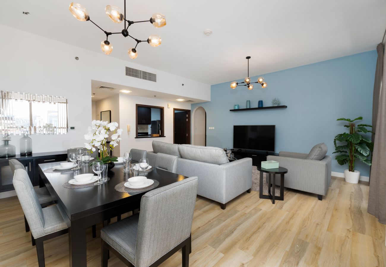 Apartment in Dubai - Luxe JBR 2BR w/ Pool and Gym, Marina Views