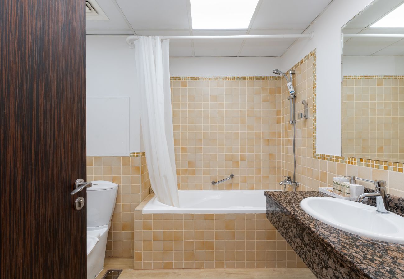 Apartment in Dubai - Luxe JBR 2BR w/ Pool and Gym, Marina Views