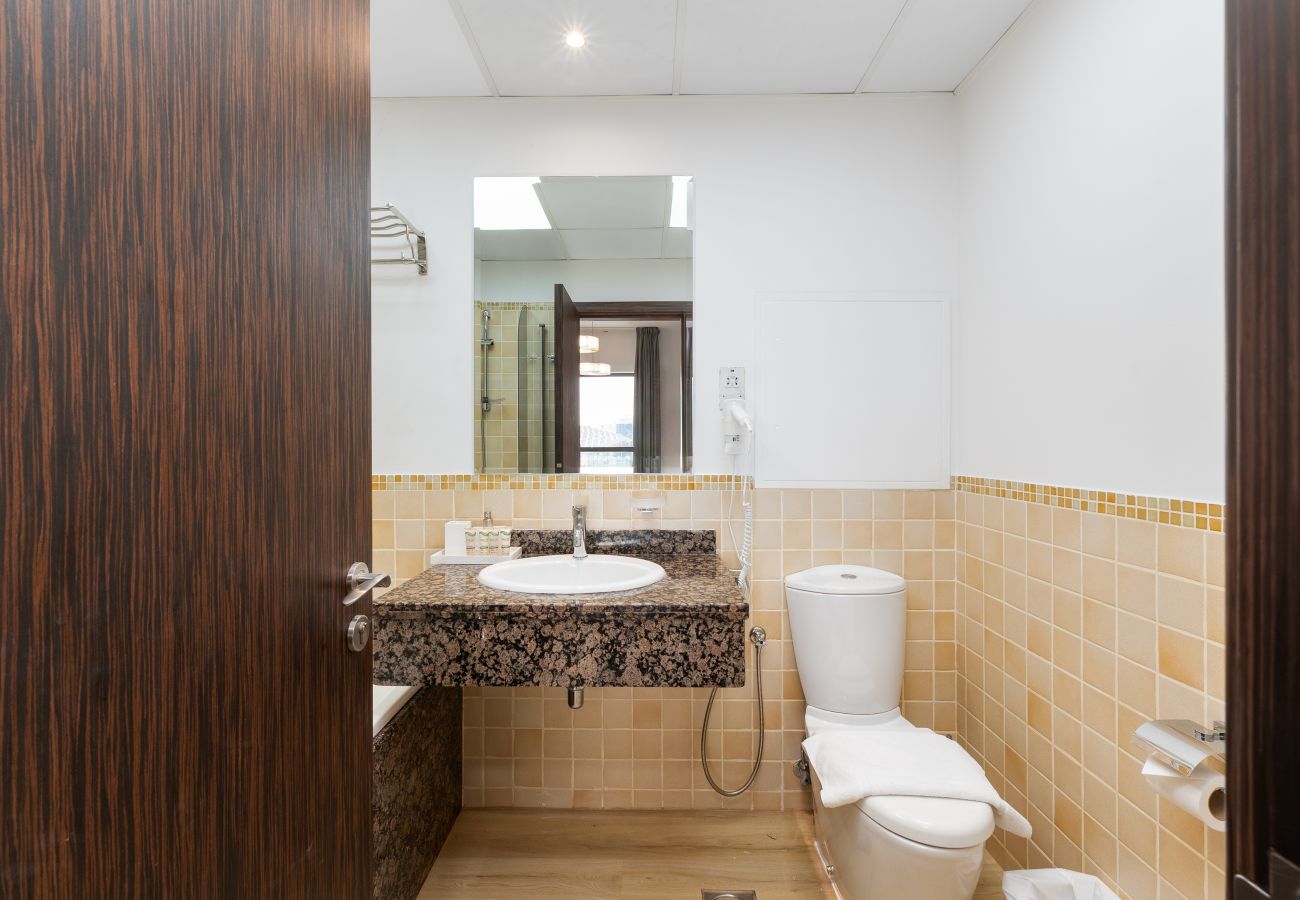 Apartment in Dubai - Luxe JBR 2BR w/ Pool and Gym, Marina Views