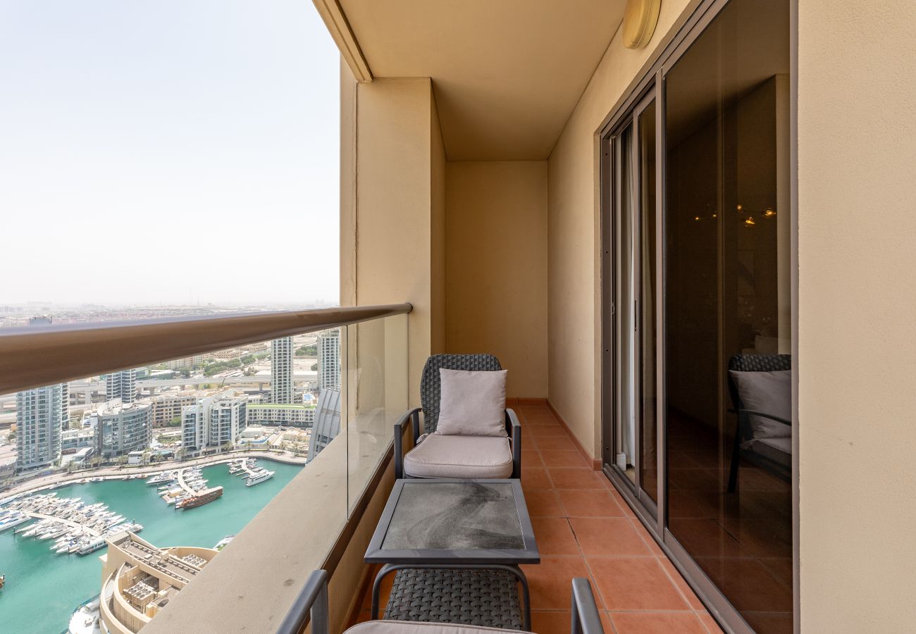 Apartment in Dubai - Luxe JBR 2BR w/ Pool and Gym, Marina Views