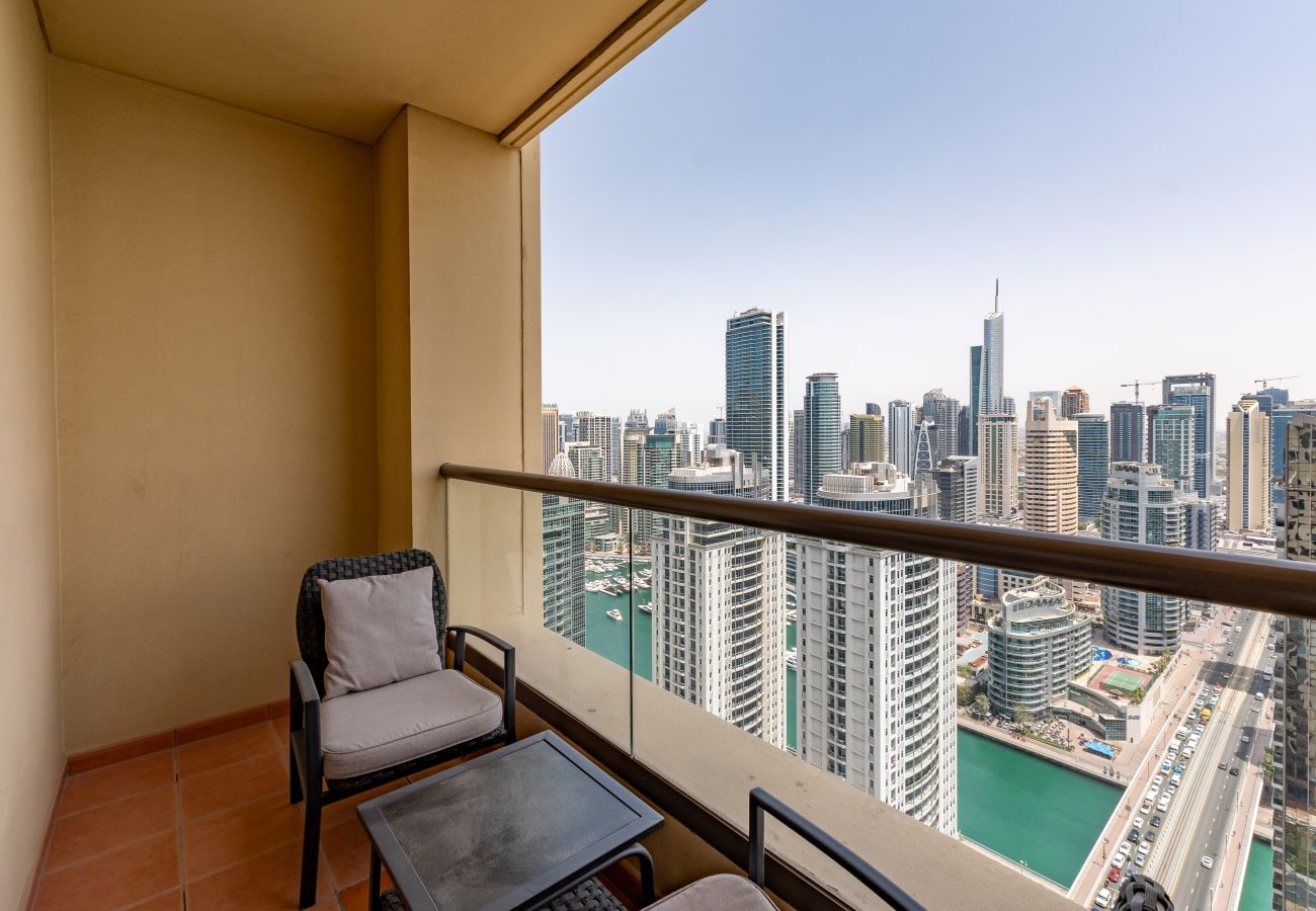 Apartment in Dubai - Luxe JBR 2BR w/ Pool and Gym, Marina Views