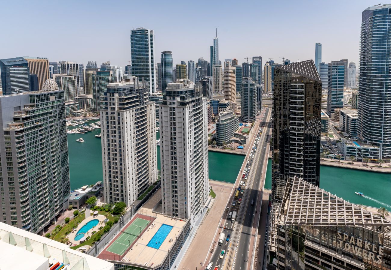 Apartment in Dubai - Luxe JBR 2BR w/ Pool and Gym, Marina Views