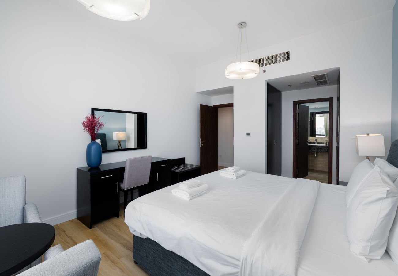 Apartment in Dubai - Sleek JBR 2BR w/ Pool and Gym, Marina Views	