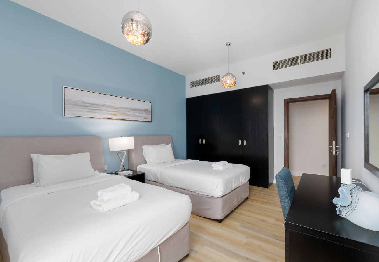 Apartment in Dubai - Sleek JBR 2BR w/ Pool and Gym, Marina Views	