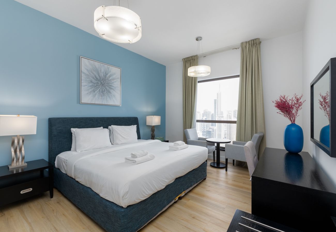 Apartment in Dubai - Sleek JBR 2BR w/ Pool and Gym, Marina Views	